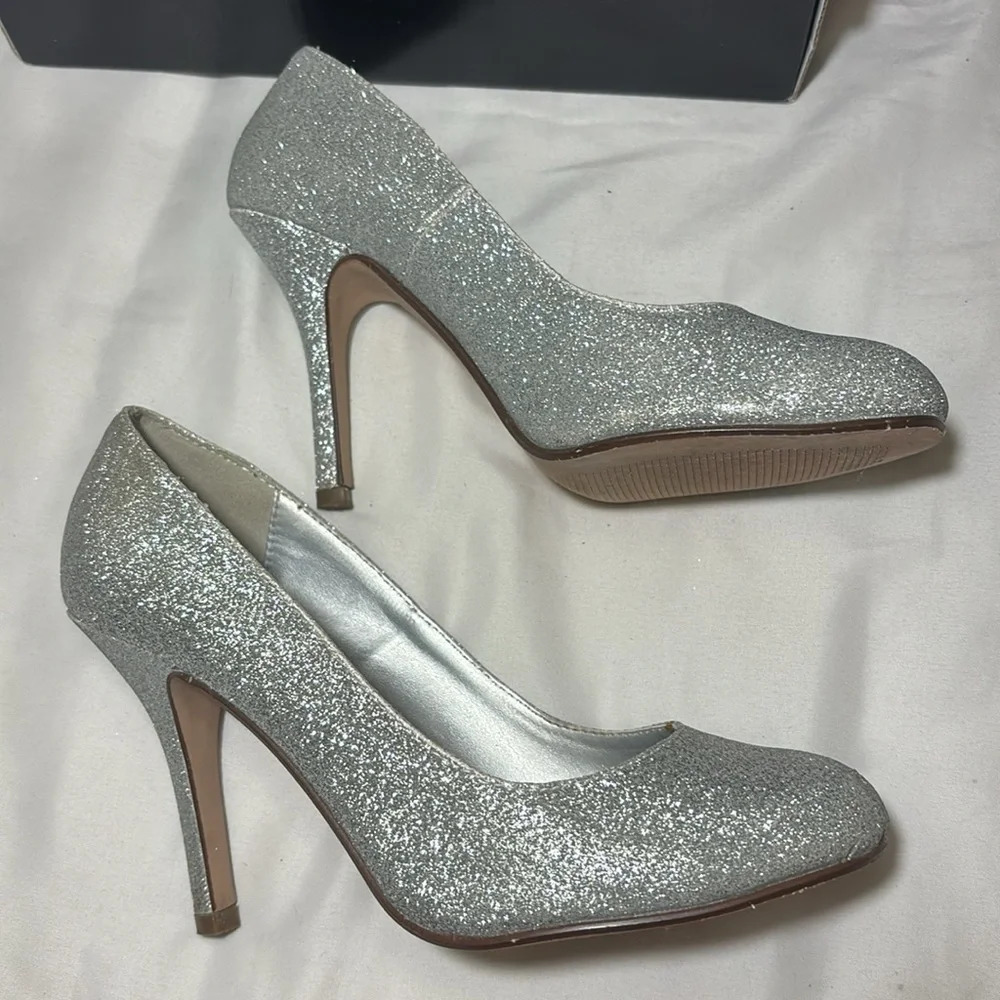 Deb Silver Sparkle Pumps 3 1/2” Heel - Picture 3 of 8